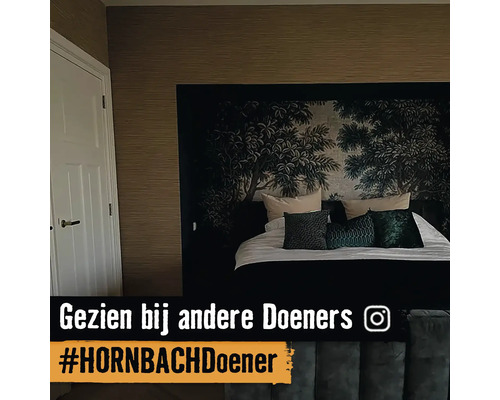 Slaapkamer met behang met boommotief en witte deur