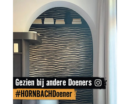 Interieurontwerp met zebraprint behang en boekenplank