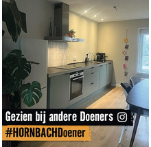 Keukenoverzicht met keukenblok, afzuigkap en tafel