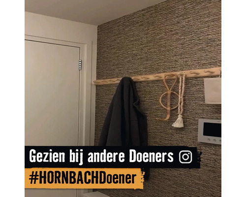 Hal met garderobe, kapstok en decoratieve wandbekleding.