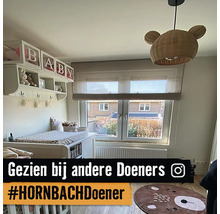 Lichte babykamer met commode, plank en berenlamp