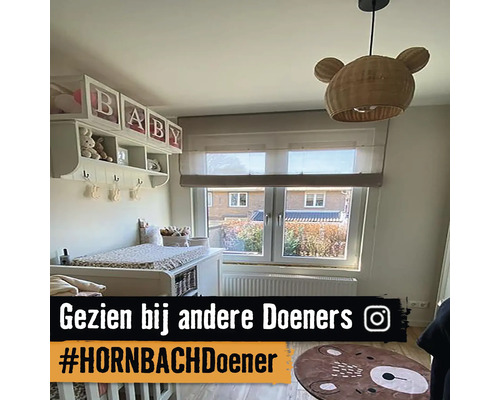 Lichte babykamer met commode, plank en berenlamp