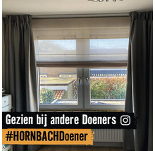 Raam met gordijnen en rolgordijn voor woonkamerdecoratie