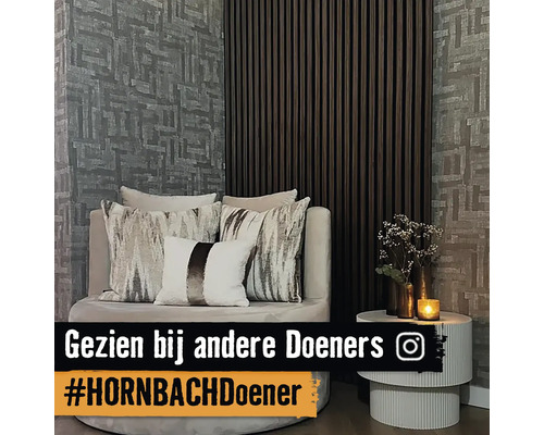 Woonkamer met fauteuil, kussens, houten wandbekleding en bijzettafel