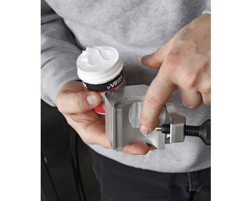 Persoon brengt Virax snijolie aan op een werkstuk