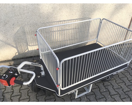 Elektrische platformwagen met hekwerkopzetstuk voor materiaaltransport