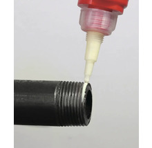 Afdichtmiddel wordt aangebracht op de schroefdraad van een zwarte buis.