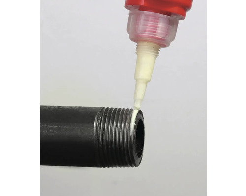 Afdichtmiddel wordt aangebracht op de schroefdraad van een zwarte buis.