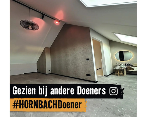 Lichte zolderkamer met dakramen, lamp en spiegel