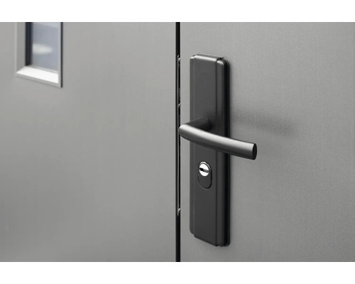 Close-up van een grijze deur met een zwarte deurklink