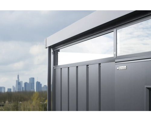 Detailopname van een Konsta tuinhuis met ramen en skyline op de achtergrond