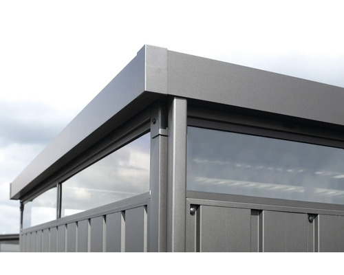 Detailopname van een tuinpaviljoen met glazen panelen en aluminium frame