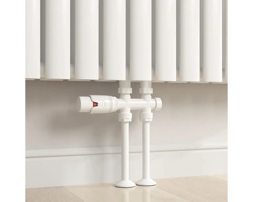 Witte radiator met thermostatische kraan voor een muur