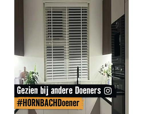 Lichte keuken met houten jaloezie voor het raam