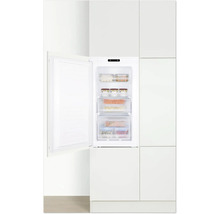 Inbouw vriezer met open deur en bevroren producten