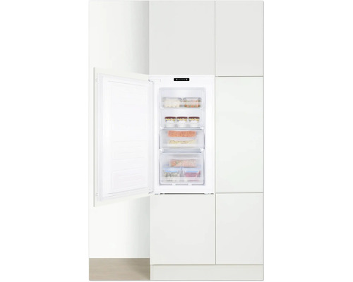 Inbouw vriezer met open deur en bevroren producten