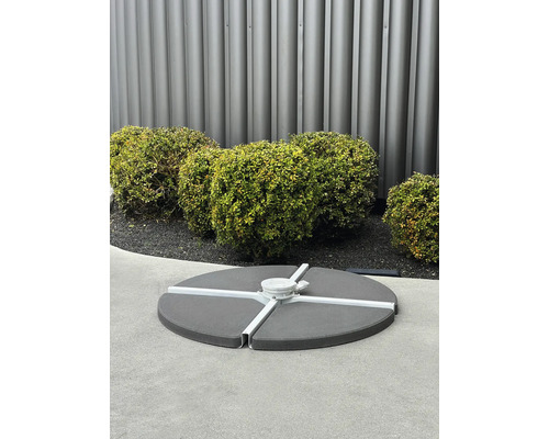 Parasolvoet van beton met metalen kruisvoet