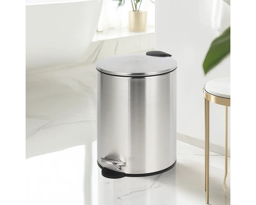 Roestvrijstalen pedaalemmer in de badkamer