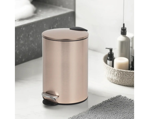 Metalen pedaalemmer in de badkamer