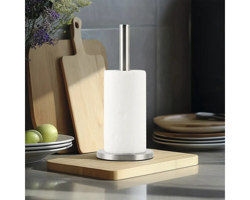 Keukenscène met keukenrolhouder van roestvrij staal en papierrol