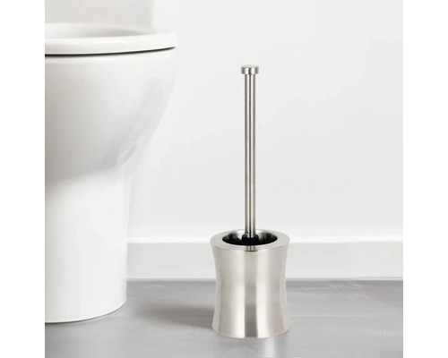 Metalen toiletborstel met houder naast toilet