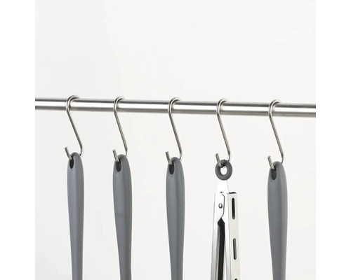 Keukengerei hangt aan een roestvrijstalen stang met S-haken.