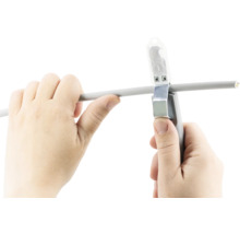 Een kabelstripper wordt op een kabel gebruikt.