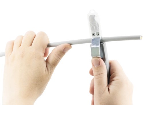 Een kabelstripper wordt op een kabel gebruikt.