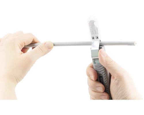 Twee handen gebruiken een kabelstripper op een kabel.