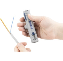 Persoon met een striptang die een kabel stript