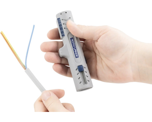 Persoon met een striptang die een kabel stript