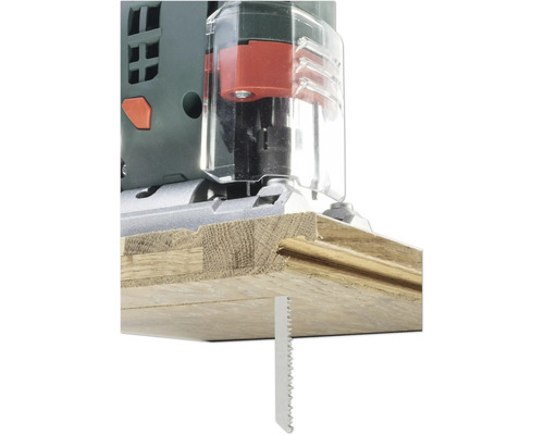 Decoupeerzaag snijdt houten plank