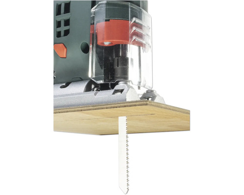 Close-up van een decoupeerzaag die een stuk hout snijdt