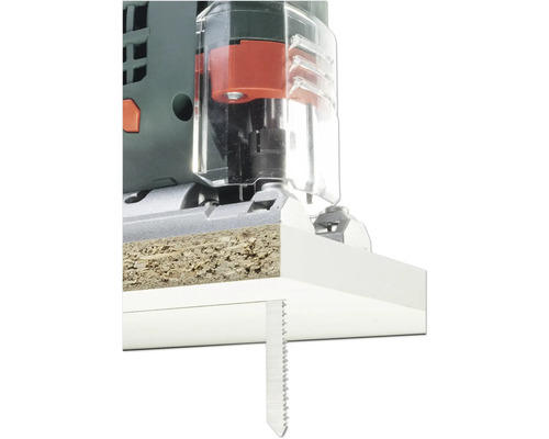 Decoupeerzaag bij het zagen van een houten plank