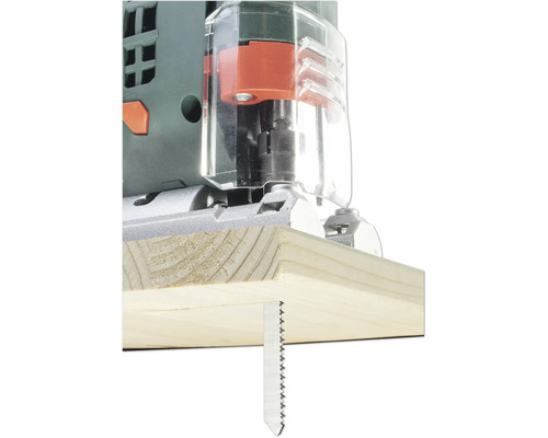 Close-up van een decoupeerzaag die een houten plank snijdt