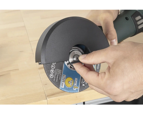 Haakse slijper met gemonteerde doorslijpschijf en beschermkap