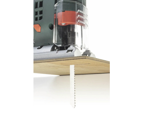 Decoupeerzaag bij het zagen van een stuk hout