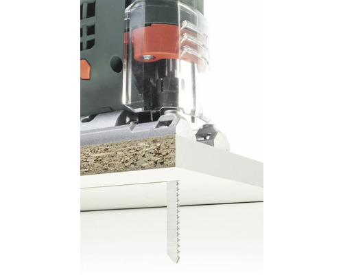 Close-up van een decoupeerzaag die een werkstuk doorsnijdt