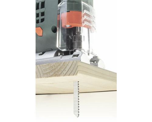 Decoupeerzaag die een stuk hout zaagt