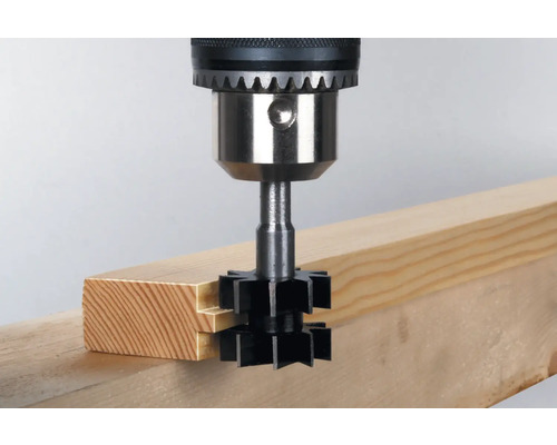 Groeffrees in gebruik met een boormachine op een houten plank.