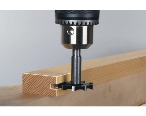 Gleufsnijder in gebruik op een houten plank