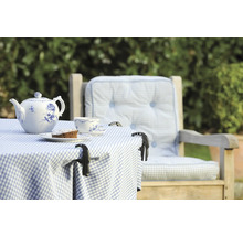 Gedekte tuintafel met theepot, kopje en gebak op een terras met stoel