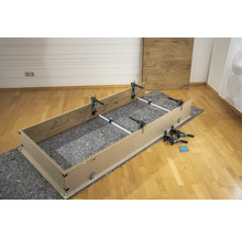 Houten frame wordt gemonteerd met schroefklemmen en spreidklemmen