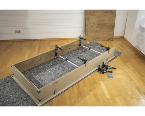 Houten frame wordt gemonteerd met schroefklemmen en spreidklemmen