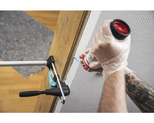 Toepassing van montagelijm met een kitspuit om een plaat te bevestigen