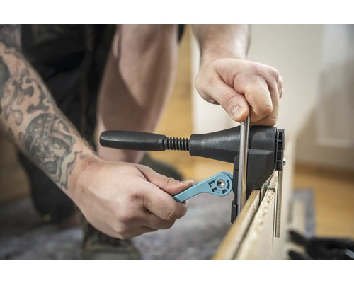 Persoon gebruikt een deuvelmal voor houtverbindingen.