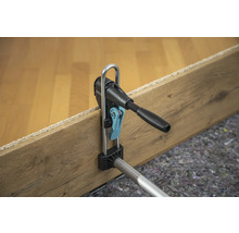 Uitsnede van een laminaatinstallatietool op een laminaatplank