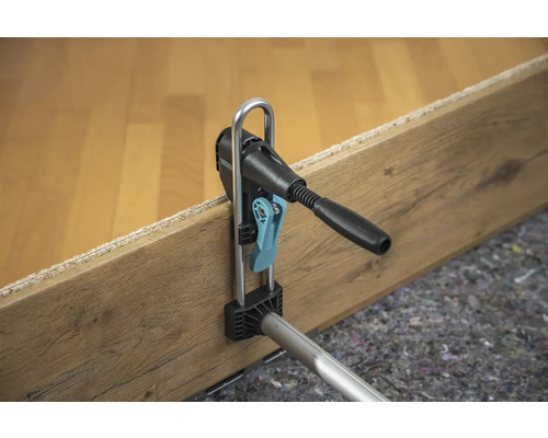 Uitsnede van een laminaatinstallatietool op een laminaatplank