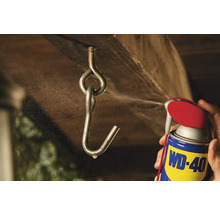 WD-40 wordt op een haak gespoten