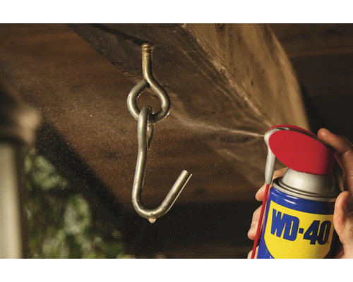WD-40 wordt op een haak gespoten